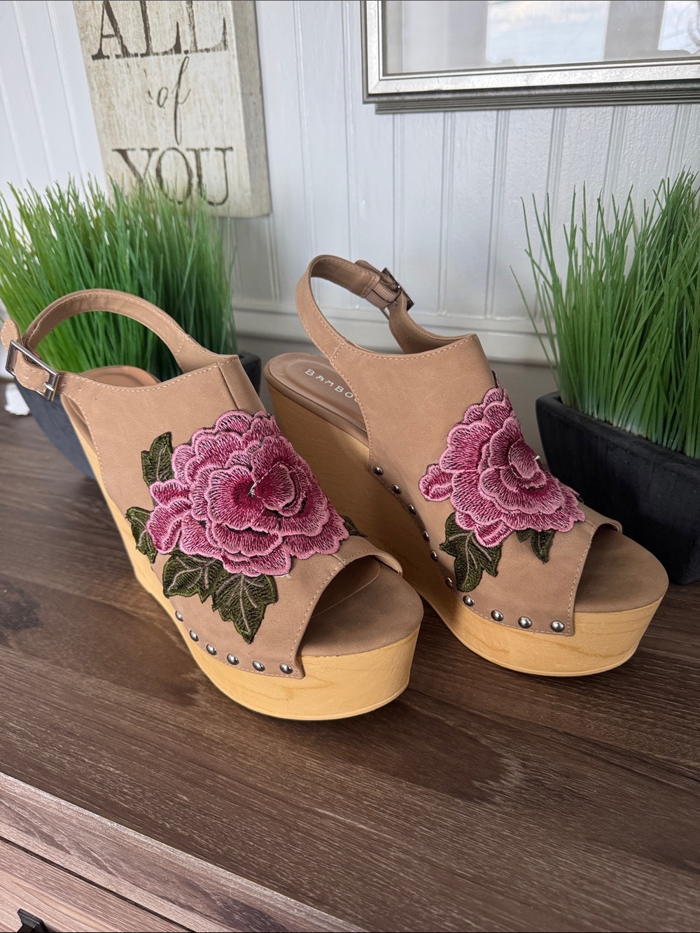 Y2K Bamboo Tan Platform Studded “wood” Wedges With Floral Appliqué Sz10